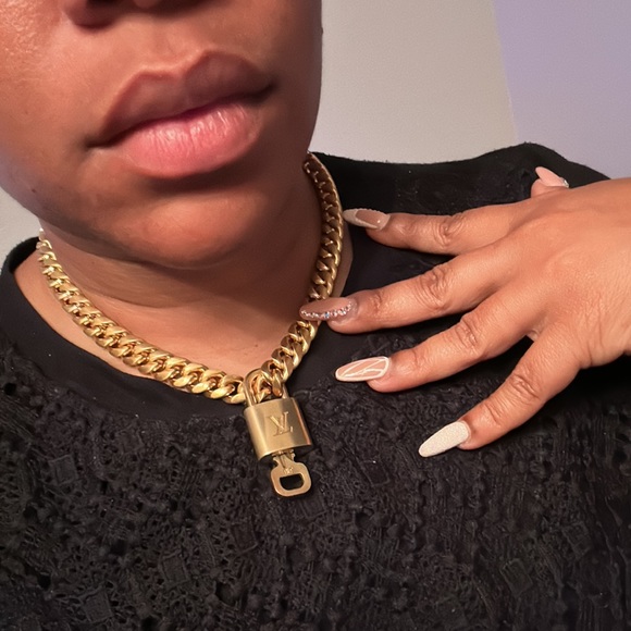 Louis Vuitton 310 lock and key with short necklace set - Picture 4 of 4